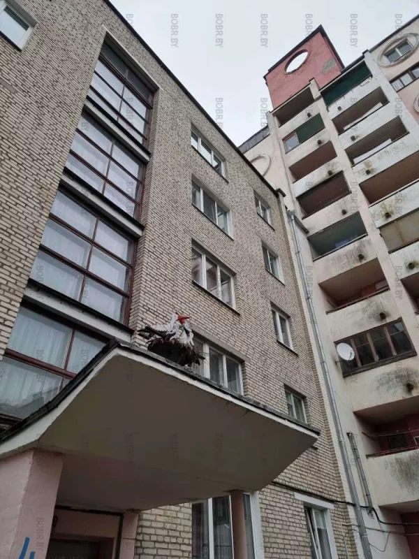 Какой оригинальное украшение подъезда!