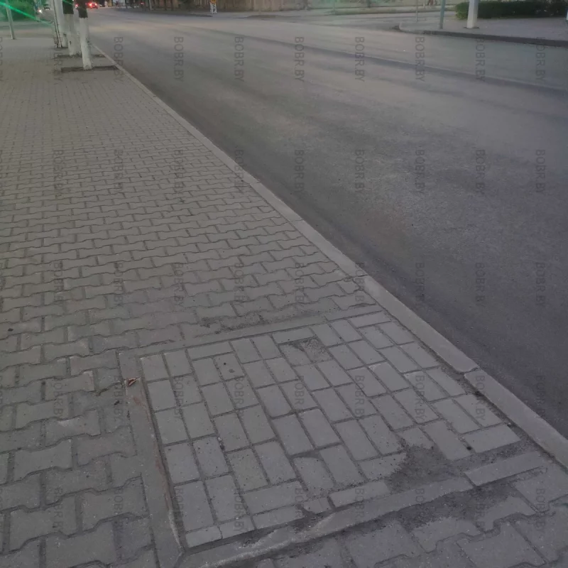 Вместо клумбы для дерева, её заложили тротуарной плиткой. Хотя можно было посадить дерево, интересно городу нужны деревья? Ок