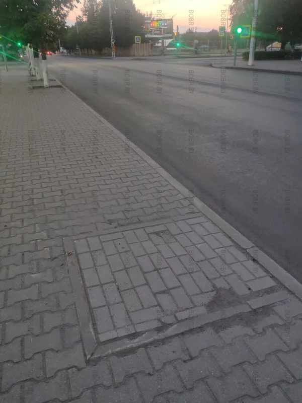 Вместо клумбы для дерева, её заложили тротуарной плиткой. Хотя можно было посадить дерево, интересно городу нужны деревья? Ок