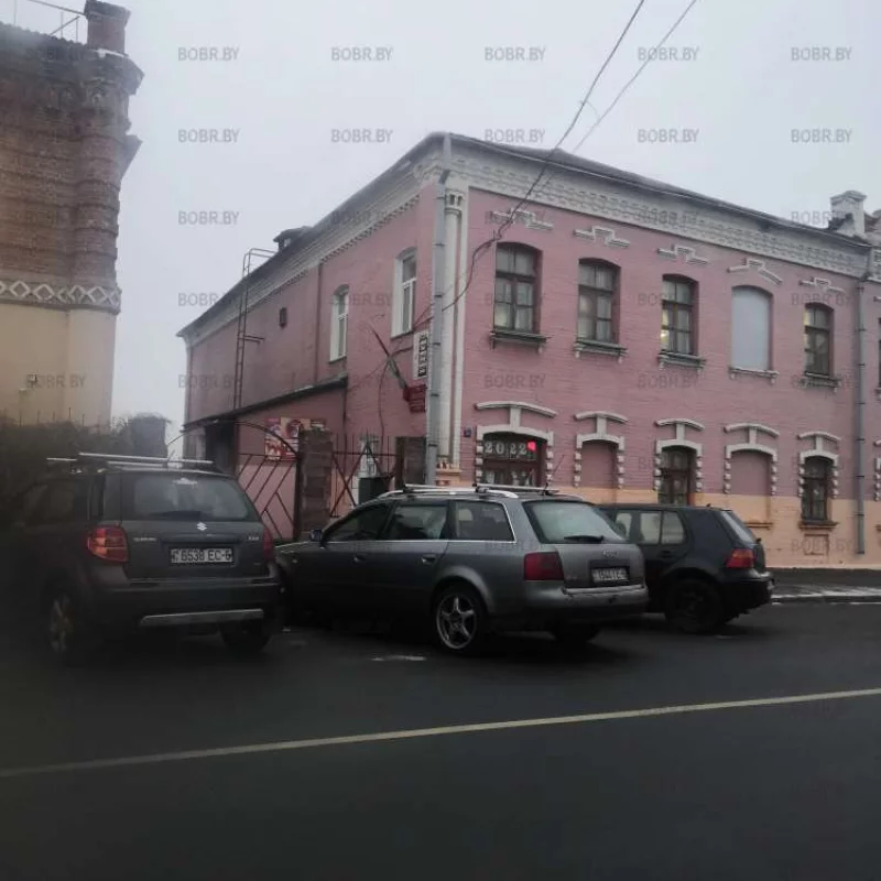 Классно они припарковались до середины дороги