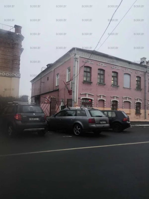 Классно они припарковались до середины дороги
