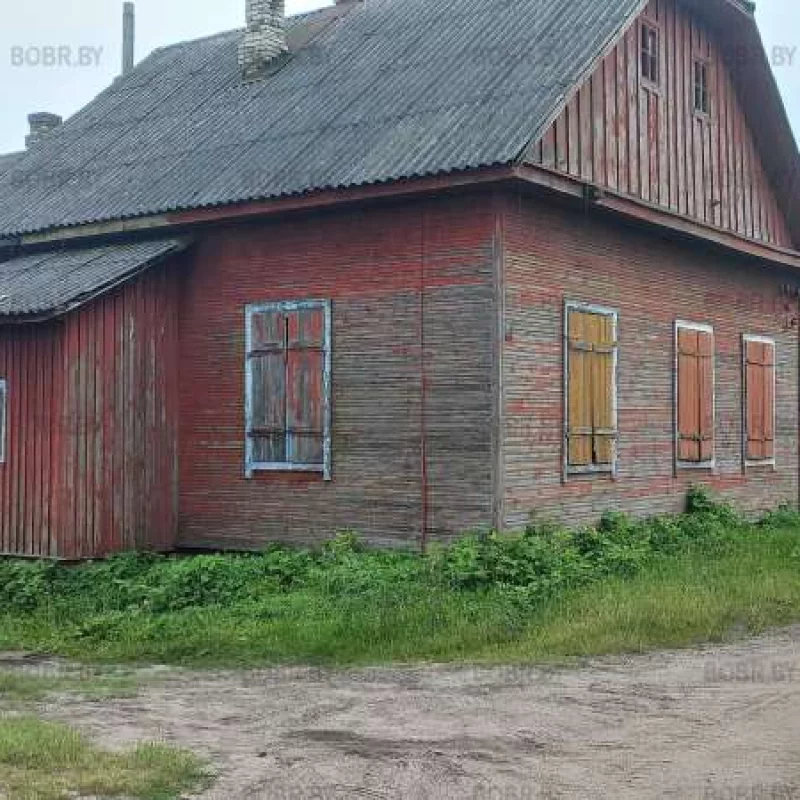 Дом пустует уже который год. Можно отдать нуждающимся, чтобы в нем снова была жизнь. А можно забросить его на лет пять , а после под бульдозер. Как думаете что вероятнее?