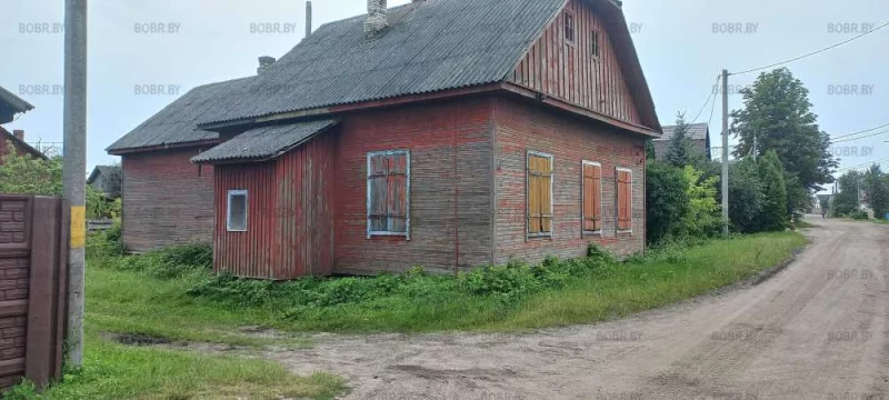 Дом пустует уже который год. Можно отдать нуждающимся, чтобы в нем снова была жизнь. А можно забросить его на лет пять , а после под бульдозер. Как думаете что вероятнее?