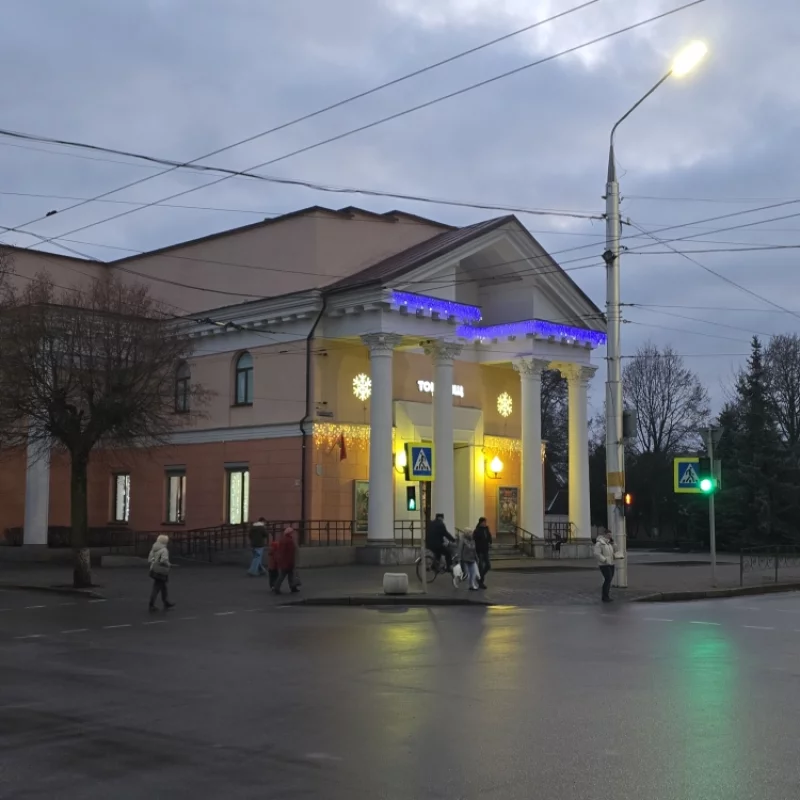 Какое красивое здание кинотеатра без наружной рекламы