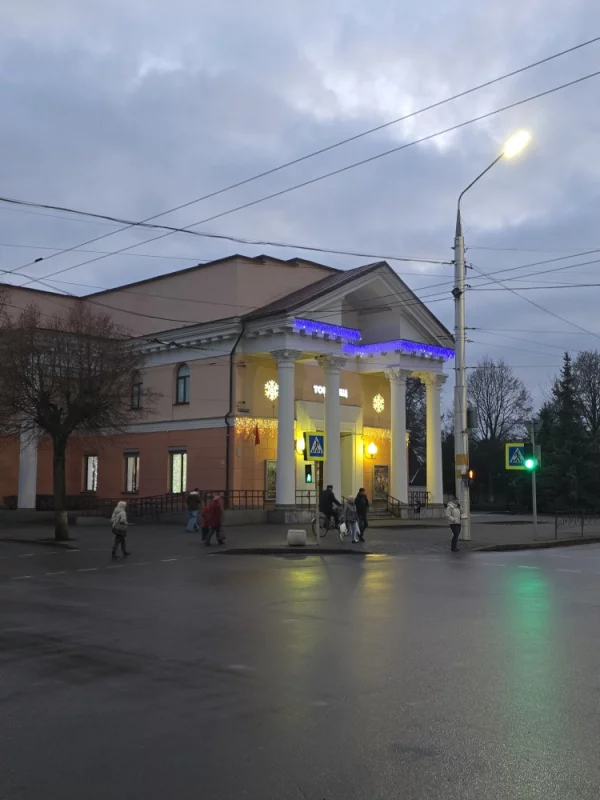 Какое красивое здание кинотеатра без наружной рекламы