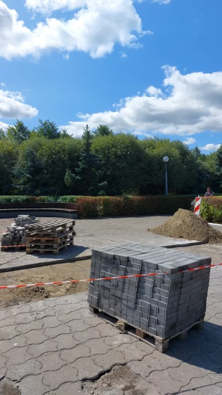 В городском парке меняют тротуарную плитку