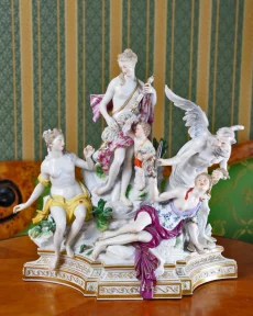 Часы, статуэтки, граммофон (дорого)