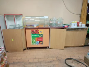 Торговые прилавки, кассовые тумбы, горки, морозильник