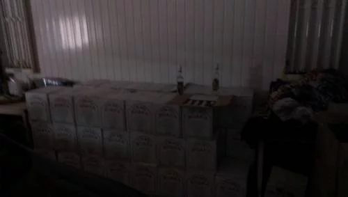 В гараже изъяли спирт и водку