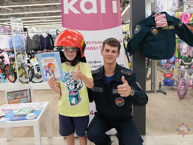 Как в Бобруйске спасатели помогают собраться к школе?