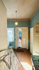 2-комнатная квартира в деревянном жилом доме в центре города