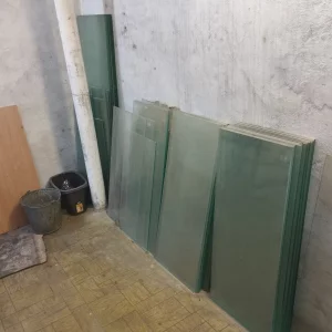 Отдам толстое витринное стекло