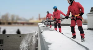 Очистка крыш от снега и наледи