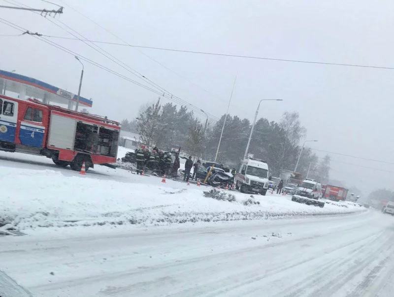 В Бобруйске случилось серьёзное ДТП, понадобилась помощь спасателей (дополнено)