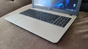 Ноутбук ASUS в состоянии нового