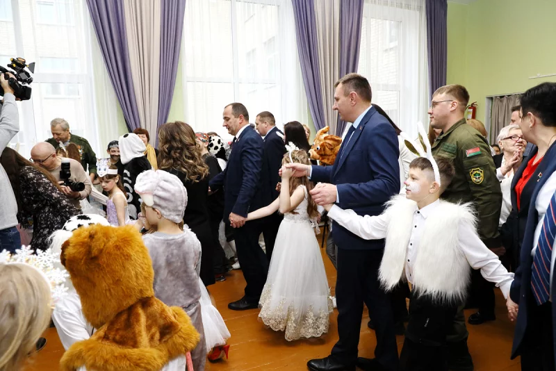 «Бобруйскагромаш» подарил новогоднее чудо воспитанникам Каменской школы-интерната