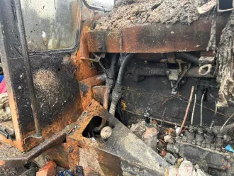 На полигоне ТБО в Бабино-1 загорелся бульдозер