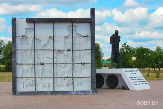 Сотрудники областной инспекции Госстандарта возложили цветы к Мемориальному комплексу «Жертвам фашизма» в Бобруйске