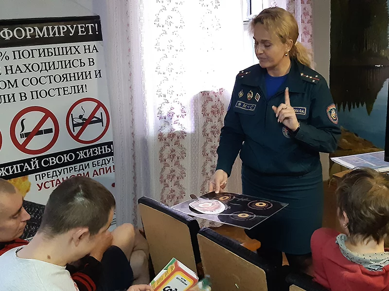 «Выпил, уснул с сигаретой – пожар». Hаботники МЧС пообщались в наркологической диспансере Бобруйска