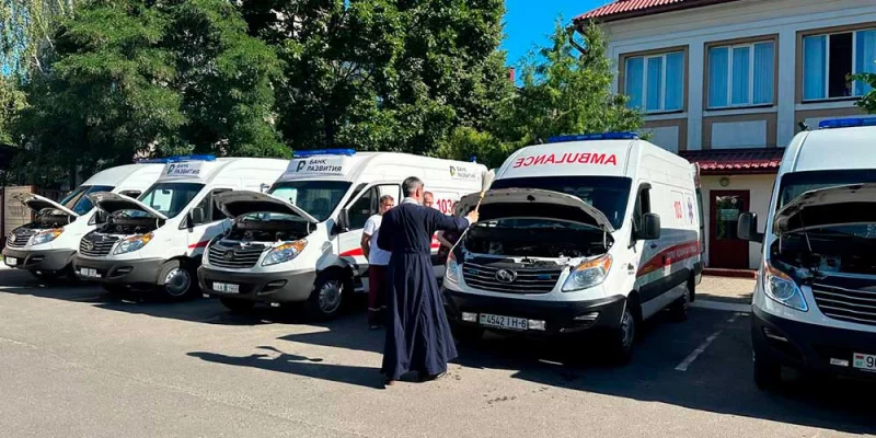 В Бобруйске освятили служебные машины Бобруйской станции скорой и неотложной медицинской помощи