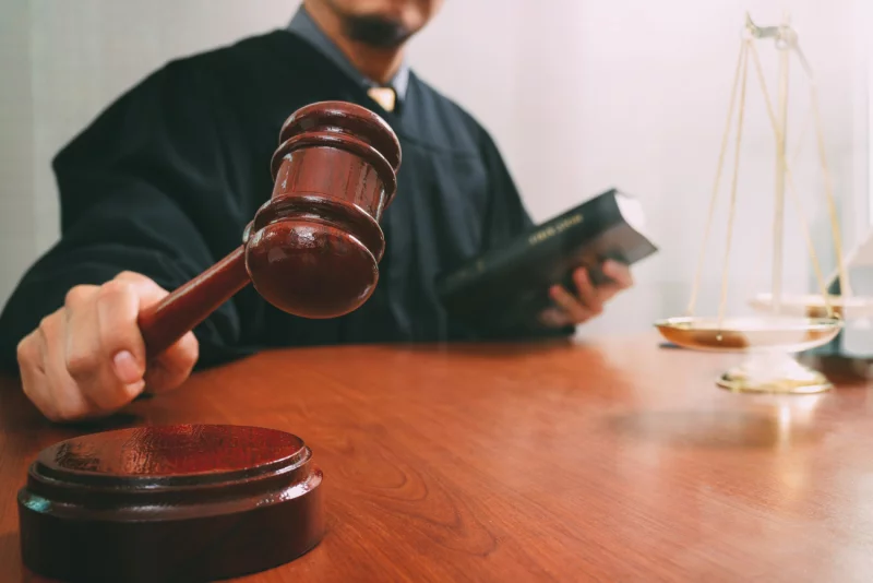 Городской суд рассмотрел уголовное дело о нарушении правил дорожного движения, повлекшем причинение тяжкого телесного повреждения пассажиру