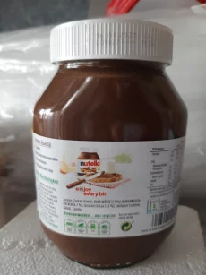 Шоколадно-ореховую пасту Нутэлла (Nutella)