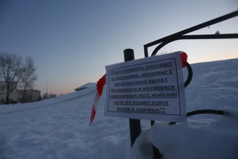 Снежную горку рядом с Дворцом Искусств оградили лентой и снабдили угрожающим объявлением
