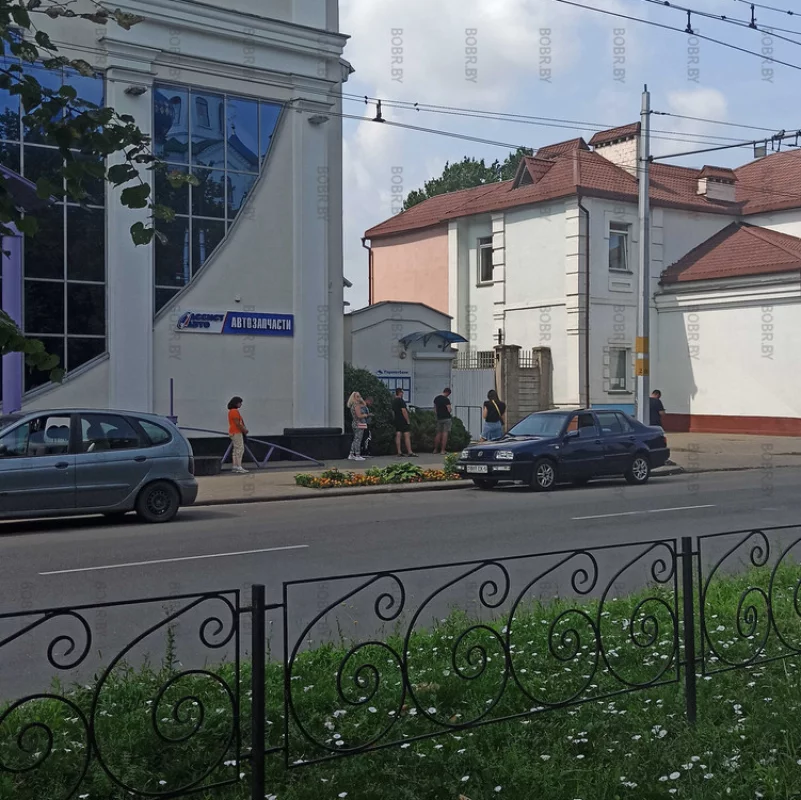 Очереди в закрытый на обед обменник - традиция
