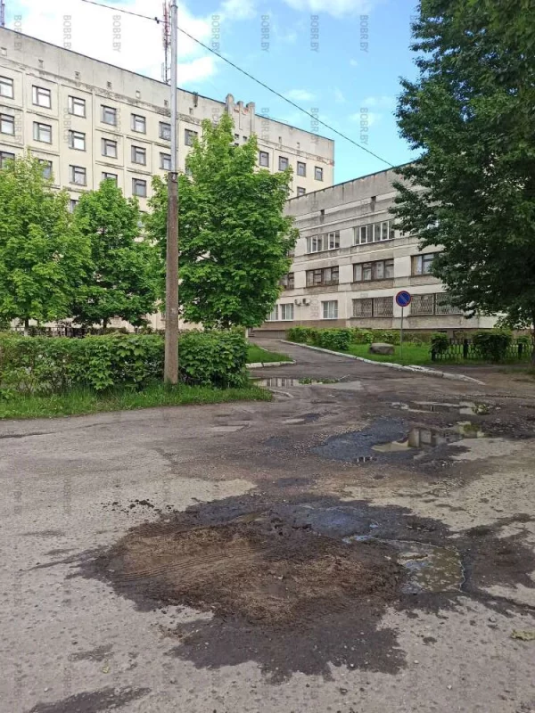 Отличный ямочный ремонт около поликлиники 1