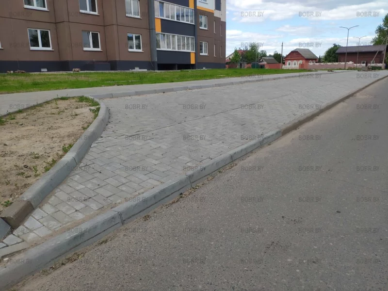 Сделали парковку, но бордюрный камень больше 25 см, Так что заехать на эту парковку никто не решается.