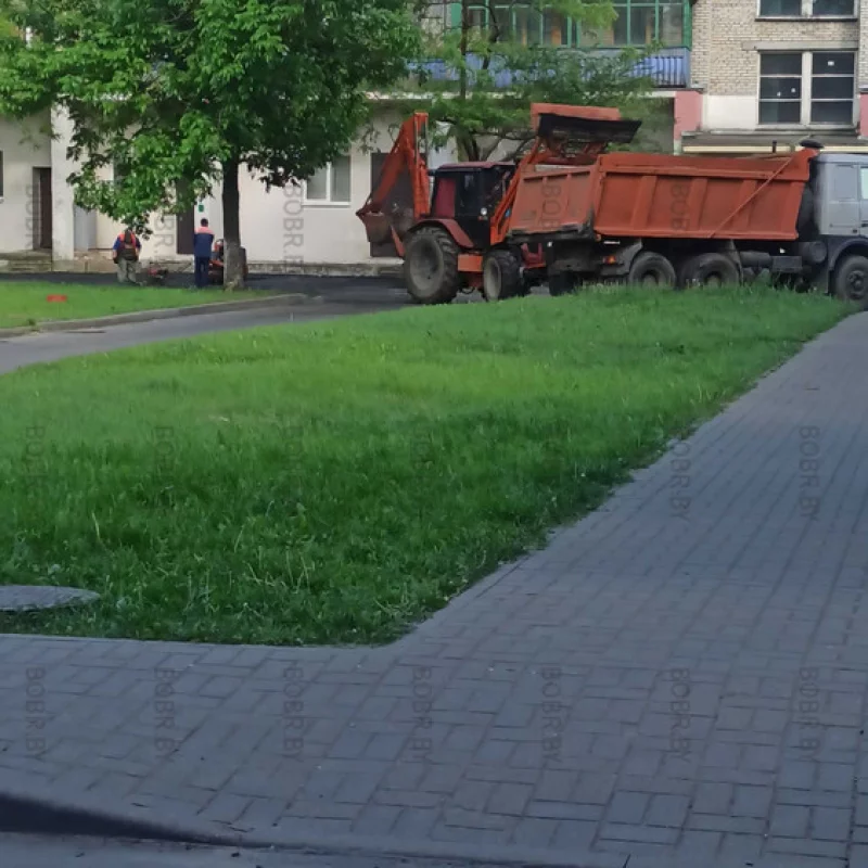 Делают асфальтик. Двор урицкого