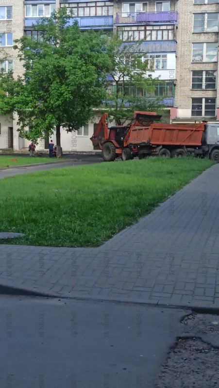 Делают асфальтик. Двор урицкого