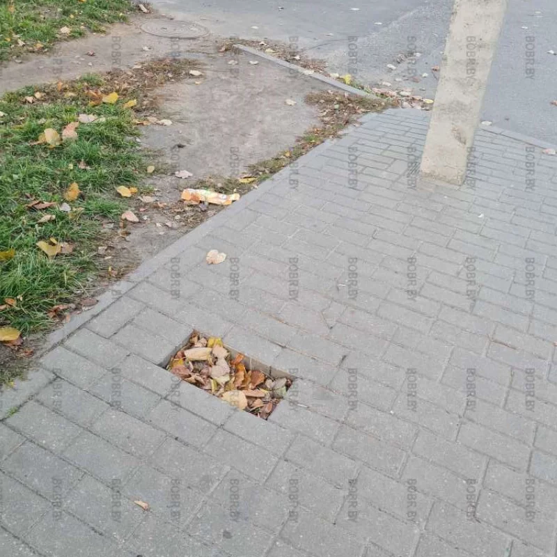 Ловушка для невнимательного пешехода. А то что ногу можно сломать, коммунальные службы совсем не волнует. 