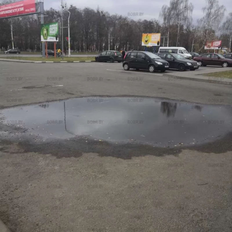 Неровно положенный асфальт и в следствии чего вот такие лужи