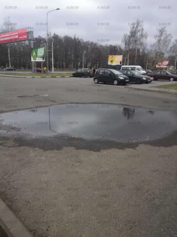 Неровно положенный асфальт и в следствии чего вот такие лужи