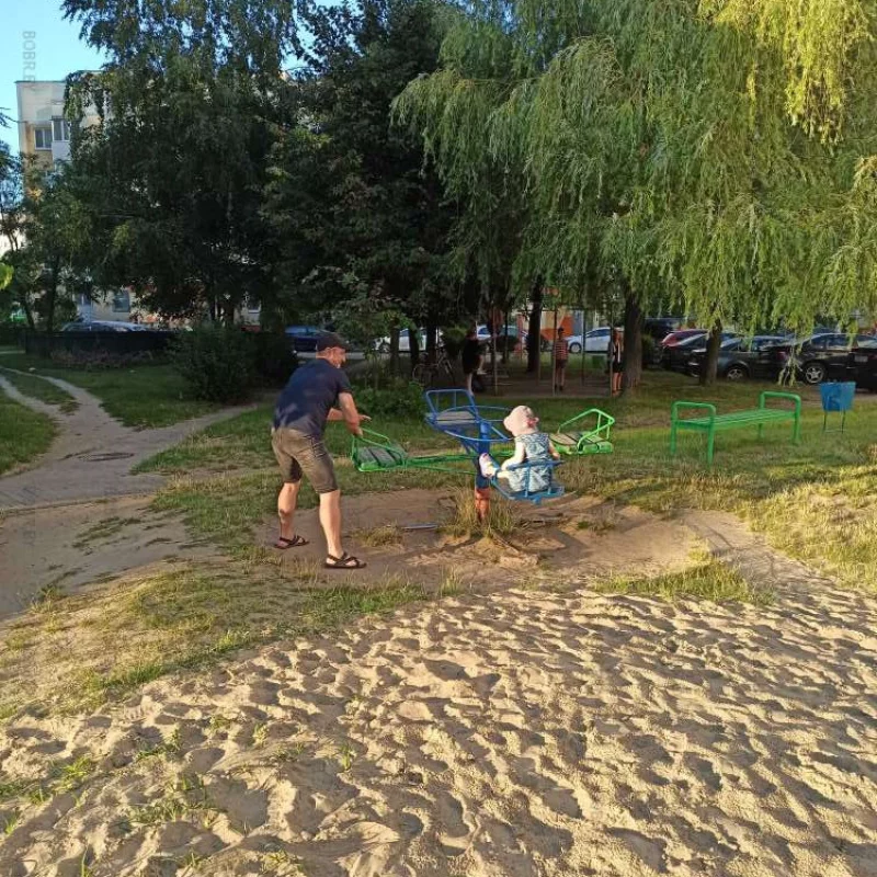 Такая редкость увидеть папу на детской площадке.