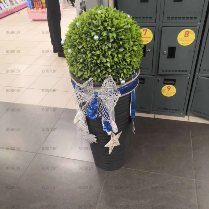 Новогодние украшения везде) 