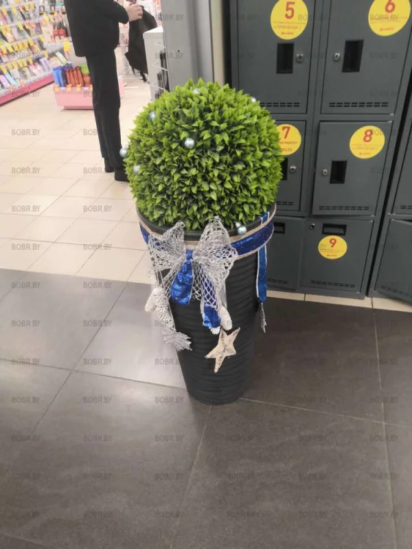 Новогодние украшения везде) 