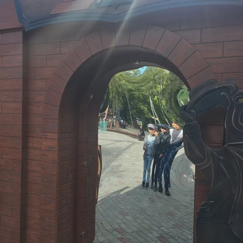 В парке теперь есть кривое зеркало