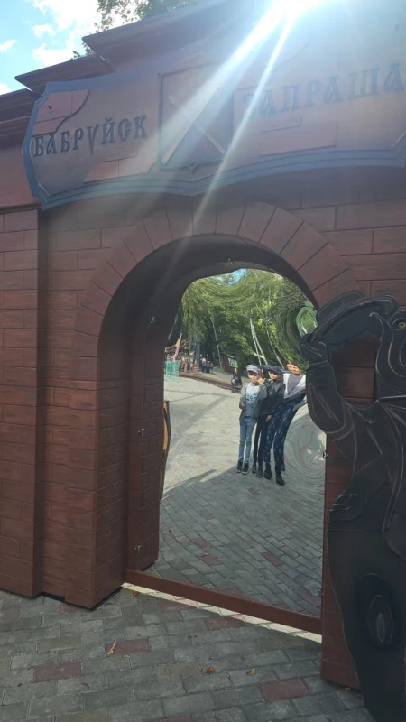 В парке теперь есть кривое зеркало