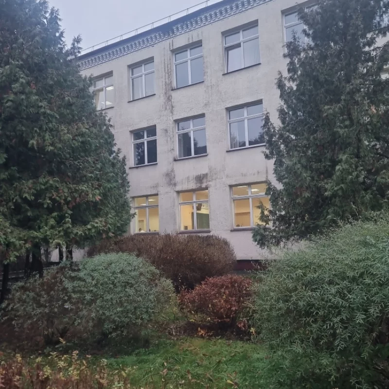 Может пора было бы заняться фасадом двадцать седьмой школы?