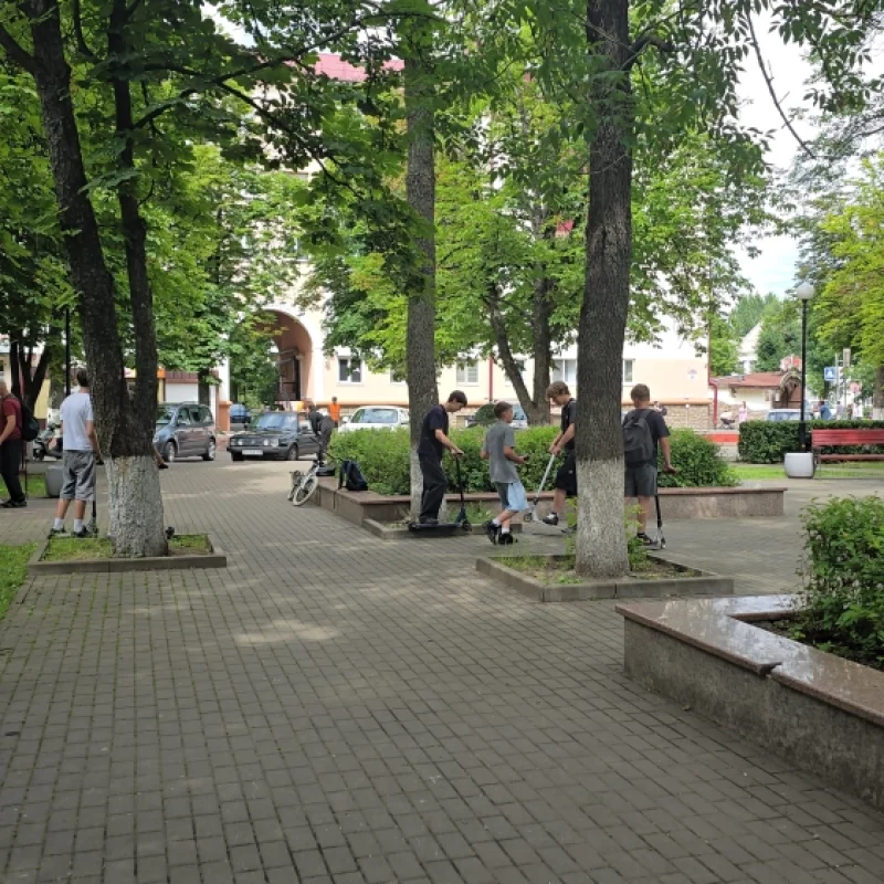 Дети отдыхают на площади Ленина
