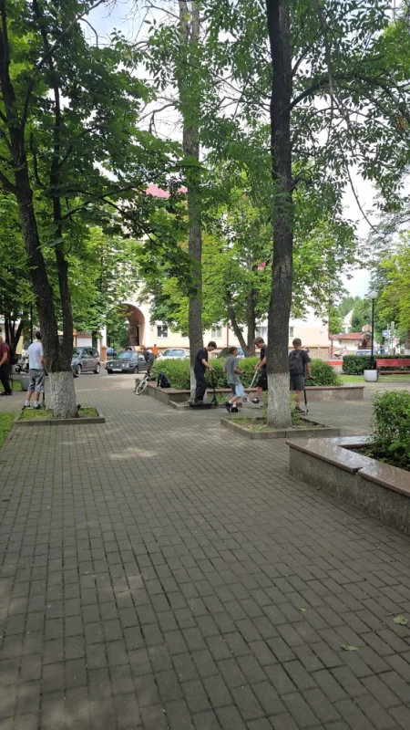 Дети отдыхают на площади Ленина