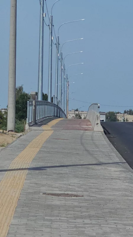 Шикарный тротуар на обновлённой части путепровода. Жаль не до конца закончен