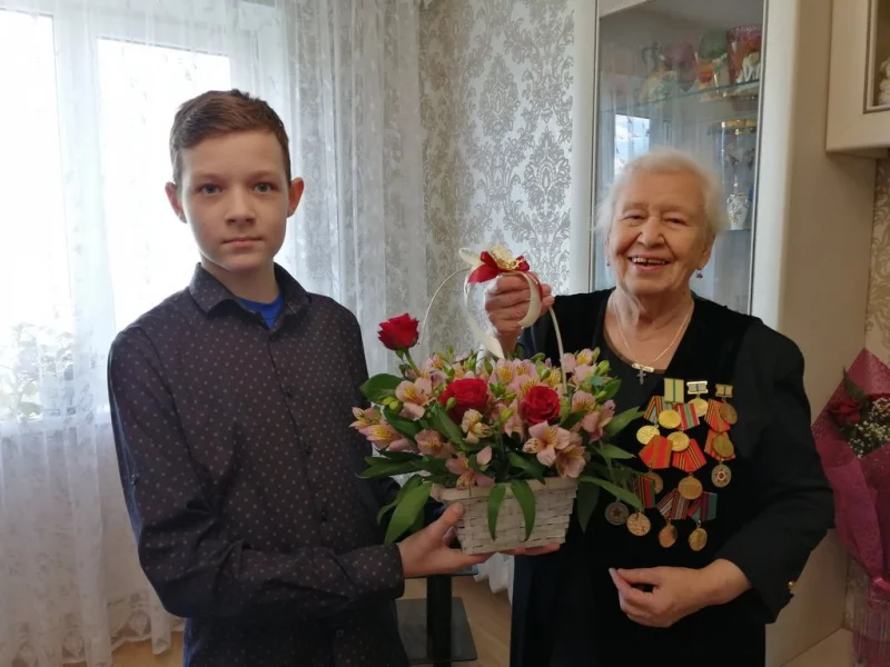 Букет жительнице блокадного Ленинграда от клуба Алые паруса