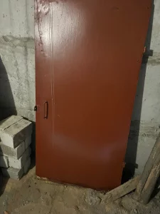 Металлическую дверь