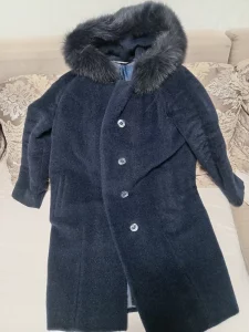 Продам пальто зимнее темносинее с меховой отделкой воротника