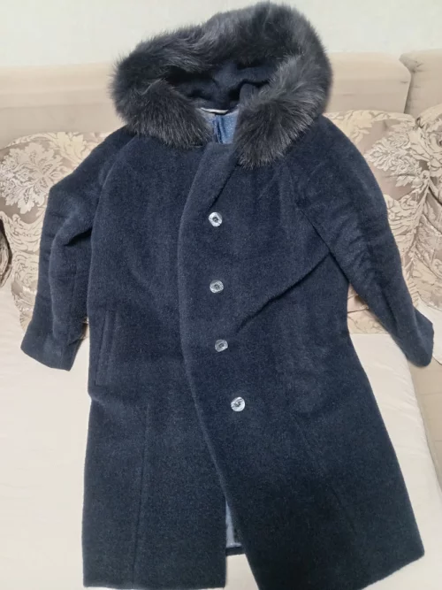 Продам пальто зимнее темносинее с меховой отделкой воротника