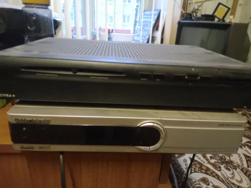 Тюнер спутниковый