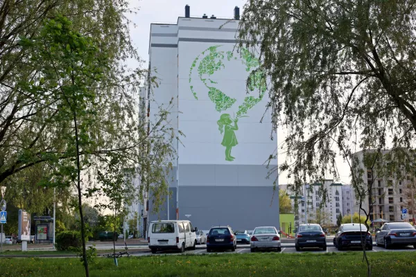 Новый мурал поселился на девятиэтажке возле Центрального пляжа. Фотофакт